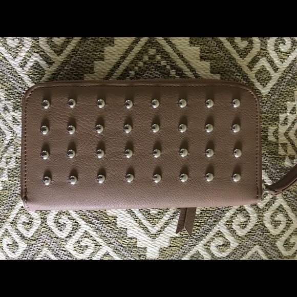 NEW Studded taupe faux leather Wristlet Wallet - Picture 3 of 4